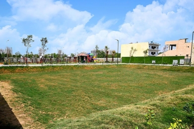 South Facing Plot in BPTP Amstoria (255 Sq.yd.)